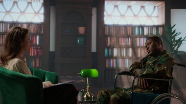 Tekerlekli sandalyedeki yaralı silahlı kuvvetler gazisi savaş sahnelerini tartışıyor, savaşın dehşeti hakkında hikayeler anlatıyor. Engelli bir asker psikologla kendini toparlamaya çalışıyor. Kamera A.