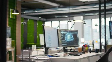 Başlangıç ofis masasında suni zeka programlama dillerini gösteren bilgisayar görüntüsü. Yapay zeka öğrenme kod denemesi ve kalite güvencesi için kullanılan şirket çalışma alanındaki bilgisayar