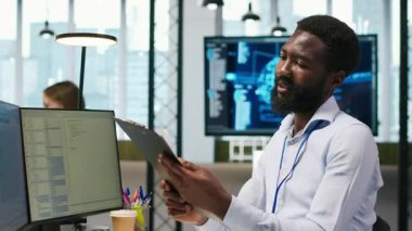 Kodlamak için bilgisayar kullanan teknisyen, hataları en aza indirmek için uygulamaları test ediyor, sistem istikrarını geliştiriyor. Uygulama yapılandırması, kamera A yoluyla performansı optimize eden teknoloji başlangıç ofisi uzmanı