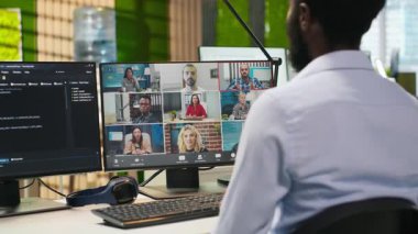 Teknik ekip video çağrısı ile iş birliği yapıyor, veri kaybına karşı korumak için yedek çözümler üzerinde beyin fırtınası yapıyor. Çevrimiçi telekonferans sırasında yapay zeka kodlaması yapan uzak geliştiriciler, kamera A