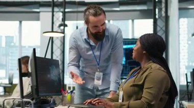 Mesai arasında eğlenen neşeli iş arkadaşları, bağlanma, pozitif ofis kültürü kavramı. İşyeri arkadaşlarının şakacı tartışmaları Kod A 'yı optimize etmek için yapay zekayı kullanırken, Kamera A