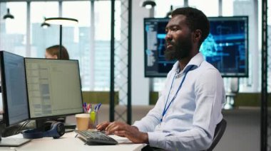 Bilgisayarı kullanarak teknoloji firmasında yönetici, hataları düzeltmek için yazılım yamaları derleme, sorun çıkaran arka uç işlemleri. Bilgi işlem uzmanı, sistem çökmesini terminalden çözüyor, kamera A