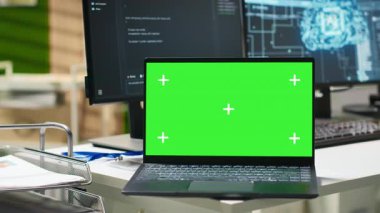 Yapay zeka endüstrisindeki krom anahtar defter. Çalışma alanı çalıştırma makinesi öğrenme teknolojisi. İzole ekran dizüstü bilgisayarı ve monitörlerde çalışan yapay zeka programına sahip boş başlangıç ofisi