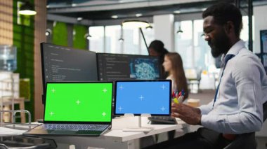 Performans ve tahmin sorunlarını optimize etmek için yapay zeka kullanan bir yazılım geliştirici. Ofis eğitim makinesi öğrenme uzmanı. Renkli anahtar defteri, kamera A kullanarak modeller öğreniyor.