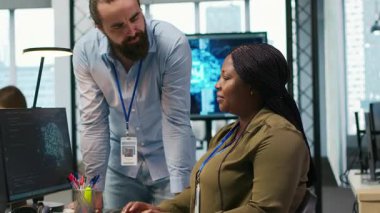 AI kullanarak kodları optimize eden kadın programcıyı alkışlayan memnun ofis yöneticisi. Tatmin olmuş takım lideri ofisteki bilişim uzmanı kamera A tarafından yapılan çalışmalara olumlu geri bildirim sunuyor.