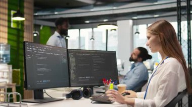 Genç bayan programcı kod yazmak için bilgisayar kullanıyor, makine öğrenme API 'leri geliştiriyor. Çocuk geliştirici yazılım hataları ve hataları için yapay zeka, kamera A 'yı kullanıyor.