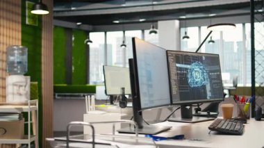 Boş IT başlangıç ofisinde bilgisayar uygulamaları inşa etmek için kullanılan yapay zeka programlama dillerini gösteriyor. Bilgisayar yazılım geliştirme ajansında makine öğrenme kodunu gösteriyor