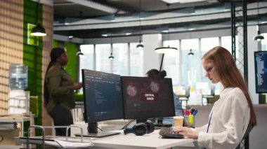 Genç tecrübesiz müteahhit kritik hata uyarısını düzeltmeye çalışıyor. Bilgisayar ekranındaki intörn sorun çıkarma hatası bildirimi iş akışını kesiyor, kamera A