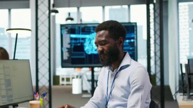 Bilgisayar, donanım ve yazılım sorunları kullanarak teknoloji firmasında sistem yöneticiliği. IT profesyoneli bilgisayar, kamera A kullanarak performansı izliyor ve optimize ediyor.