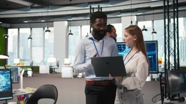 Kadın mühendis ve iş arkadaşı, yazılım hatalarını düzeltmek ve sistem istikrarını iyileştirmek için yapay zeka algoritmaları kodluyor. Teknoloji firmasındaki genç kadın ve meslektaşı, aygıt, kamera A 'yı kullanarak ayarları yapılandırıyor.