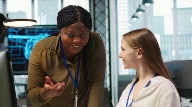 İş yerindeki küçük devlerin başarılarını tanıması ve olumlu ofis kültürünü teşvik etmesi memnuniyet verici. Neşeli Afrikalı Amerikalı yönetici kadın mühendis tarafından yazılan kodları överek, beşlik çakıyor, kamera A