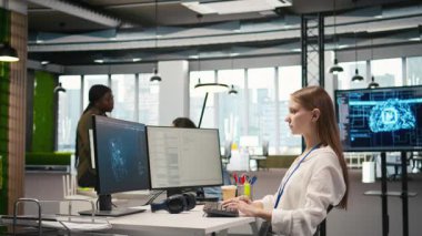 AI LLM sohbet robotu kullanan kadın mühendis şirket sistem performansını optimize ediyor. Sistem yöneticisi, manüel iş akışlarını otomatik betiklere çevirmek için yapay zeka asistanı kullanır. Kamera A