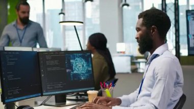 Yazılım geliştiricisi PC 'de kod yazıyor, derin öğrenim API' leri geliştiriyor. Bilişim uzmanı, yapay zeka teknolojisi ve kamera A ile yazılım hatalarını gidermek için bilgisayar kullanıyor.