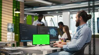 Krom anahtar tableti kullanarak uygulama geliştiren teknisyenler, iş arkadaşlarının yanına yapay zeka entegre ediyorlar. Yalıtılmış ekran aygıtı ve kamera A ile gelişmiş bilişim uzmanı hata ayıklama uygulamaları