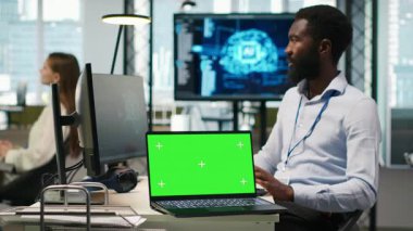İş analizleri için yapay zeka modelleri geliştiren yeşil ekran dizüstü bilgisayar kullanan bir ofis programcısı. Yapay zeka tahminleri için simülasyonları çalıştıran bir bilgisayar uzmanı, kamera A
