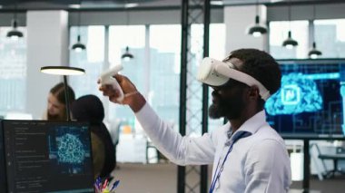 Sanal gerçeklik teknolojisini kullanarak yönetici, yapay zeka senaryolarıyla tekrarlanan görevleri otomatik hale getiriyor. İşçi VR kulaklık takıyor. Yapay zeka kullanarak uzun metrajlı uygulamayı hızlandırıyor. Kamera A.