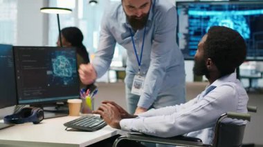 Belden aşağısı felçli yazma kodlu bir geliştirici, derin öğrenme API 'leri geliştiriyor. Tekerlekli sandalye sorun çözme yazılımları konusunda bilişim uzmanı tarafından Yapay Zeka, Kamera A kullanılarak yapılan denetim çalışmaları