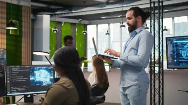 Yazılım sorunlarını düzeltmek ve sistem istikrarını geliştirmek için dizüstü bilgisayardaki yapay zeka algoritmalarını kodlayan neşeli programcı. Teknoloji şirketinin gülümseyen çalışanı, ayarları ayarlamak için dizüstü bilgisayar, kamera A 'yı kullanıyor.