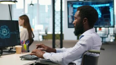 Belden aşağısı felçli bir bilgisayar bilimcisi AI senaryolarıyla tekrarlanan görevleri otomatikleştiriyor. Tekerlekli sandalyedeki bilişim uzmanı, yapay zekayı kullanarak uzun metrajlı uygulamayı hızlandırıyor, kamera A