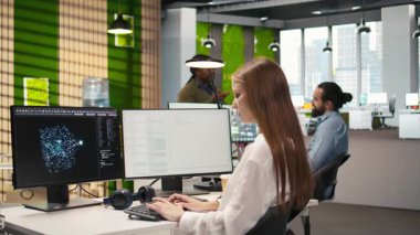 AI LLM sohbet robotu kullanarak sistem performansını optimize ederek IT profesyoneli olarak işe başla. Bilgisayar bilimcisi, yapay zeka asistanını iş akışlarını otomatik hale getirmek için kullanır. Kamera A: