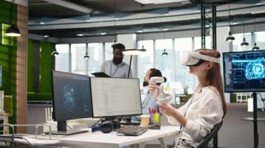 Küçük Dev sanal gerçekliği kullanarak üretken yapay zeka öğrenme algoritmalarını test ediyor. VR gözlük takan genç bir kadın AI büyük dil model kodu ve kamera A ile verimliliği ölçeklendiriyor.