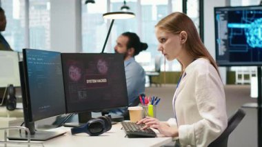Ofisteki tecrübesiz geliştirici şirket ağındaki hackleme girişimini düzeltmek için ekipten yardım istiyor. Meslektaşları tarafından onaylanmamış erişim uyarılarını incelemek için gönderilen stajyer, kamera A