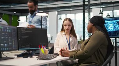 Arkadaş canlısı ofis kıdemli akıl hocası stajyer doktorlara iş yerinde yardım ediyor, bilgece tavsiyeler veriyor. Masada empatik yönetici bitkin düşmüş işçiyi dinliyor, motivasyon desteği veriyor, kamera A