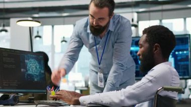 Parapleji beyin fırtınası yapan, makine öğrenme teknolojisiyle çalışan bir mühendis ve iş arkadaşı. Tekerlekli sandalyedeki adam ve ofisteki iş arkadaşı verileri yapay zeka öngörücü modellere dönüştürüyor, kamera A