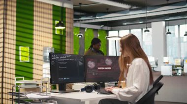 Görevdeki genç programcı bilişim uzmanlarından hacker saldırısını tespit edip engellemeleri için yardım istiyor. Ağ saldırısı için olay tepkisini koordine eden personelin asistanı kamera A