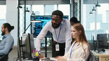 Girişimci ofis müdürü, iş analizleri için yapay zeka modelleri geliştirdikten sonra genç kızı tebrik ediyor. Takım lideri kadın mühendislerle yumruk tokuşturuyor.