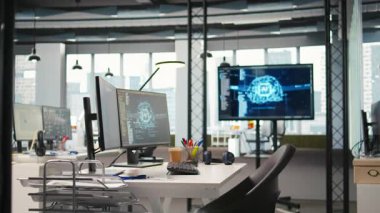 Programcılar tarafından kullanılan PC ekranları üzerinde çalışan yapay zeka sinirsel ağları olan boş başlangıç ofisi. AI şirketinin çalışma alanı bilgisayarları derin öğrenme teknolojisini kullanıyor