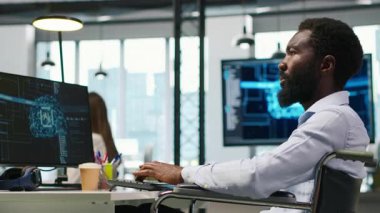 Tekerlekli sandalyedeki profesyonel bilişim teknisyeni yapay zeka otomasyonunu kullanarak yazılım uygulamaları geliştiriyor. Belden aşağısı felçli bir bilgisayar bilimcisi yapay zekayla hata ayıklama uygulamaları, kamera A