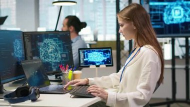 Ofisteki küçük dev yapay zeka teknisyenine birden fazla cihazda görev yapması ve ekranlardaki ilerlemeyi izlemesi için güveniyor. Genç işçi yapay zeka modelleri geliştirmek için sinirsel ağlar kullanır, kamera A