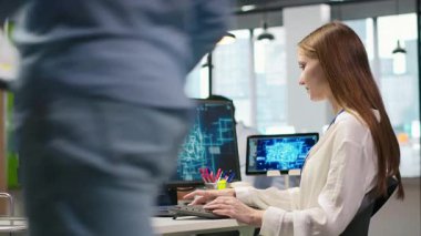 Ofisteki acemi geliştirici yapay zeka öğrenme sistemlerini iş akışlarını düzene sokacak şekilde entegre ediyor. Genç çalışan sinirsel ağlar, yapay zeka, teknoloji aşırı yükleme konsepti, kamera A