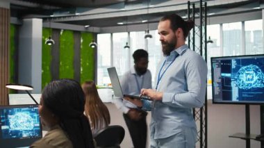 Yazılım uygulamaları geliştiren, Yapay Zeka 'yı entegre eden bir grup programcı operasyonlarda otomasyon uyguluyor. İş yerindeki geliştiriciler, sorunları çözmek için hata ayıklama uygulamaları, kamera A