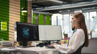 Kadın teknisyen üretici yapay zeka öğrenme algoritmalarını iş başında test ediyor. Yapay zeka ile BT profesyonel ölçeklendirme verimliliği büyük dil modeli kod, kamera A