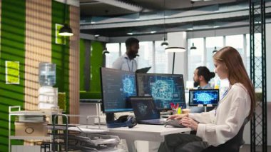 Ofisteki küçük dev yapay zeka teknisyenine birden fazla cihazda görev yapması ve ekranlardaki ilerlemeyi izlemesi için güveniyor. Genç işçi yapay zeka modelleri geliştirmek için sinirsel ağlar kullanır, kamera A