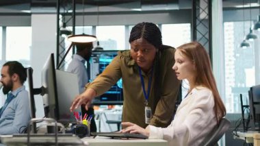 Yapay zeka teknolojisi kullanarak genç stajyeri denetleyen, performans göstergelerini izleyen bir yönetici. Ekip lideri, PC, Kamera A 'daki araçları kullanarak sinirsel ağları ayarlayan kıdemsiz dev tarafından yapılan işleri denetliyor.