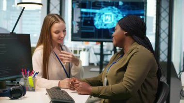 İş yerinde iş arkadaşları kaynaşıyor, tatilde kişisel sorunları paylaşıyor, birbirimize güvence veriyoruz. Ofisteki en güçlü arkadaşlıkları kuran, sorunları paylaşan ve birbirini destekleyen iş arkadaşları, kamera A