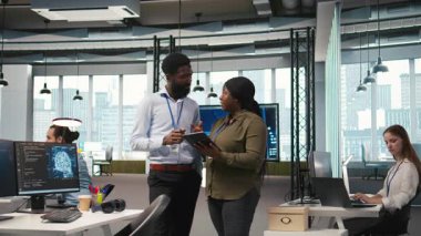 Girişimci ofis çalışanları beyin fırtınası yapıyor, iş analizleri için yapay zeka modelleri geliştiriyor. Yapay zeka için simülasyon yapan mühendisler ekibi, kamera A