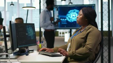 Yapay zeka nöro ağ teknolojisini kullanarak performansı ve tahminleri optimize eden bir kadın yönetici. Ofisteki kadın yapay zeka eğitimi alıyor. PC, kamera A kullanarak derin öğrenme modelleri kullanıyor.