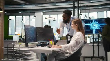 Neşeli başlangıç yöneticisi gelişmeden memnun çünkü küçük dev makine öğrenme teknolojisini kullanmayı öğreniyor. Takım lideri, intörnle yumruk yumruğa çarpışacak. İşinden memnun, kamera A.