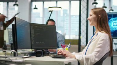 İş analitiği için yapay zeka modelleri geliştiren stajyere yardım ekibi. Arkadaş canlısı iş arkadaşları yapay zeka için simülasyonları çalıştıran Dev 'e yardım ediyor. Kamera A.