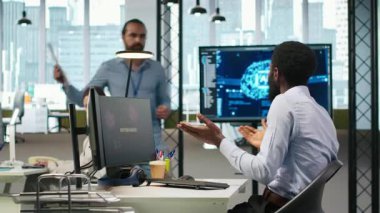 Programcı, şirket ağındaki hackleme girişimini düzeltmek için takım liderinden yardım istiyor. Bilgi işlem çalışanı ve yönetici yetkisiz giriş alarmlarını araştırıyor, beyin fırtınası yapıyor, kamera A