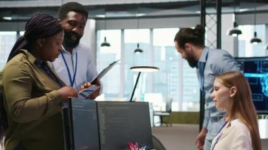 Takım çalışması programcıları yazılım uygulamaları geliştiriyor, kodu optimize etmek için birlikte çalışıyorlar. Teknik ekip ofiste beyin fırtınası yapıyor, yapay zekayı kullanarak darboğazları ve kamera A 'yı çözüyor.