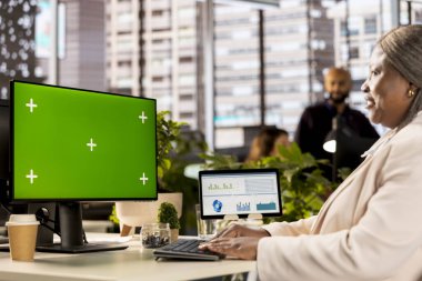 Krom anahtarın yanında iş operasyonlarını ve görevleri tamamlayan kadın çalışan, başarıyı garanti altına almak için ağ kuruyor. Geliştirme ve bilgi grafikleri için proje brifingi veren bir ofis çalışanı.