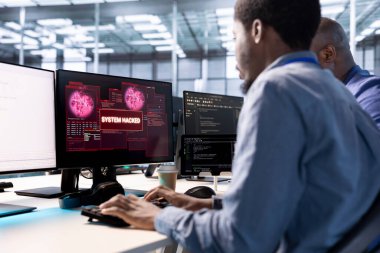 Sunucu merkezindeki bir grup mühendislik ekibi ekipmanları hackerdan korumaya çalışıyor. Veri merkezindeki adamların güvenlik ihlali uyarısını düzeltmek için teknisyenlerin yardımına ihtiyaçları var.