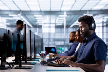 Veri işleme gereksinimlerini optimize etmek için sunucu çiftliğinde çalışırken zamanın daha hızlı geçmesini sağlayan mühendis işitme podcastları. IT uzmanı şarkıları dinler ve veri merkezinin verimli çalışmasını sağlar