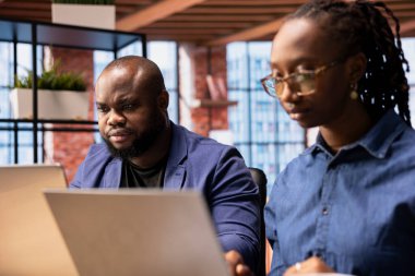 Hem erkek hem de kadın, görevleri ve operasyonları verimli bir şekilde yönetmek için bilgisayarlarda dijital aletler kullanarak, atanan merkez ofiste uzaktan çalışıyor. Hayatlarında rahatlık ve esneklik.