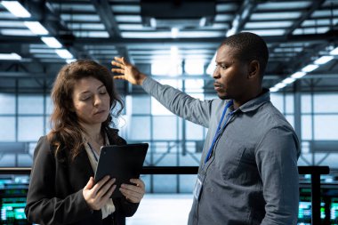 Veri merkezindeki takım çalışması yöneticileri, rutin bakım görevlerini tabletle otomatikleştiriyor, tanı betikleri çalıştırılıyor. Sunucu çiftlik arkadaşları aygıt kullanarak soğutma ve güç ayarlarını ayarlıyorlar